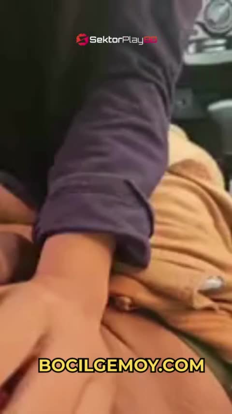 Hijab main di mobil